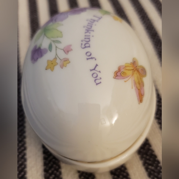 VINTAGE Handpainted Porcelain 'Thinking of You' Egg Keepsake Trinket Box - Picture 4 of 7